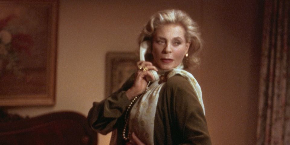 Hannah Morgan habla por teléfono durante una escena de The Mirror Has Two Faces