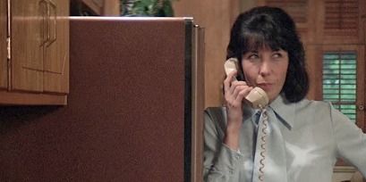 Linnea Reese de Nashville tiene una expresión seria mientras está al teléfono