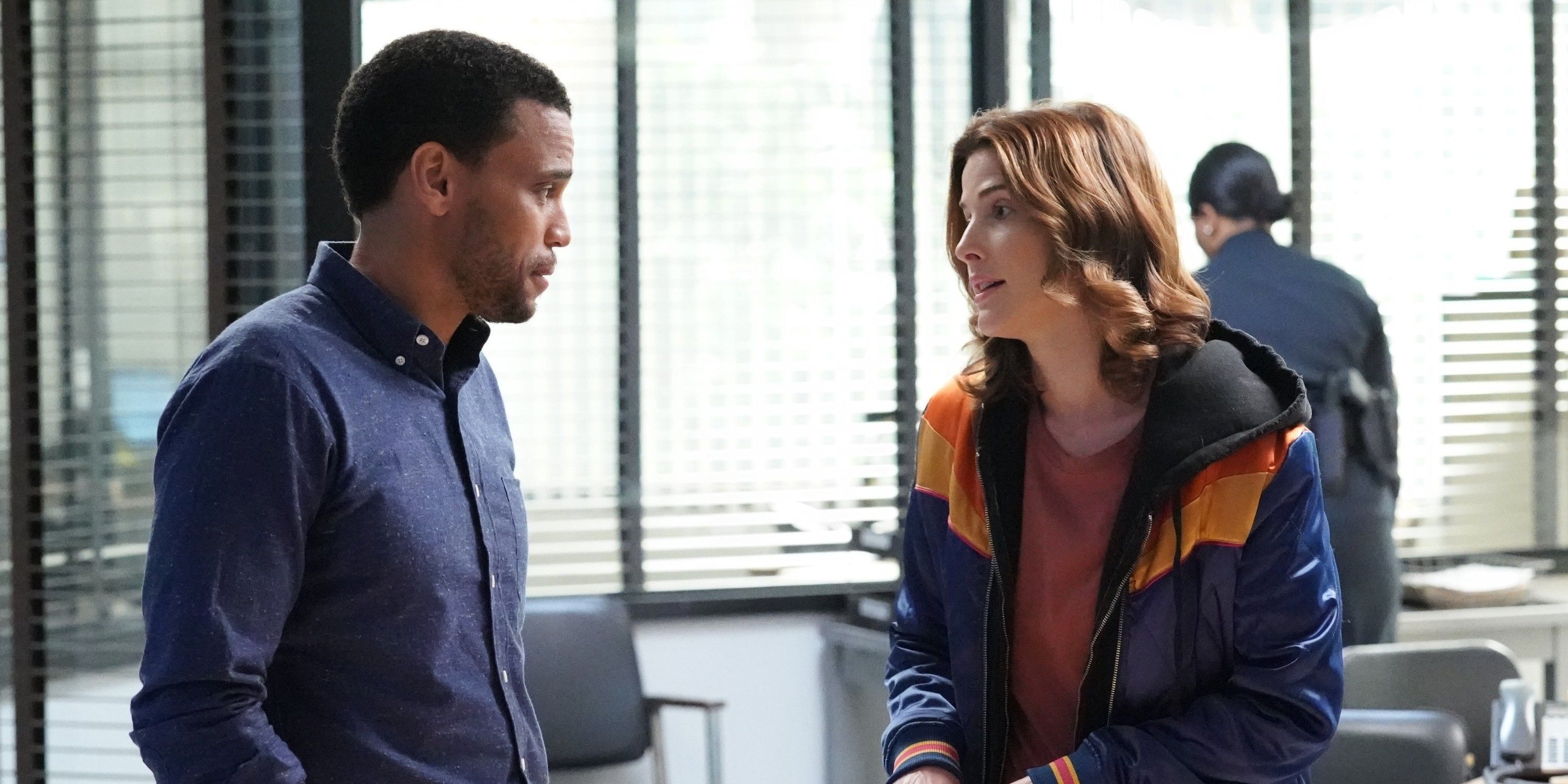 Detective Miles Hoffman (Mike Ealy) y Dex Parios (Cobie Smulders) hablando en la estación de policía en Stumptown.