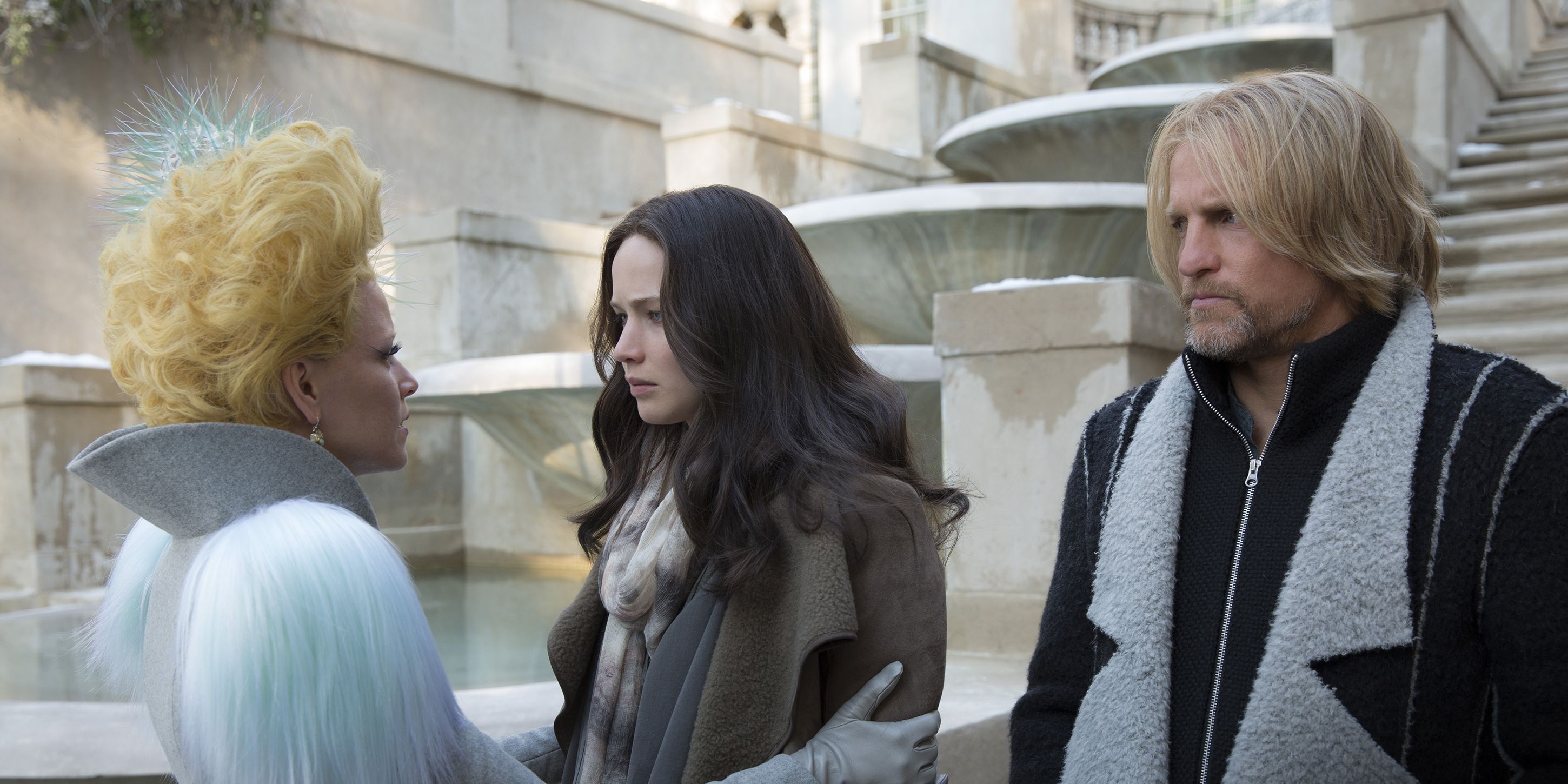 Effie Trinket diciendo adiós a Katniss Everdeen y Haymitch Abernathy en Los Juegos del Hambre: Sinsajo - Parte 2.