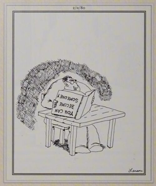 Un hombre lee un libro al revés