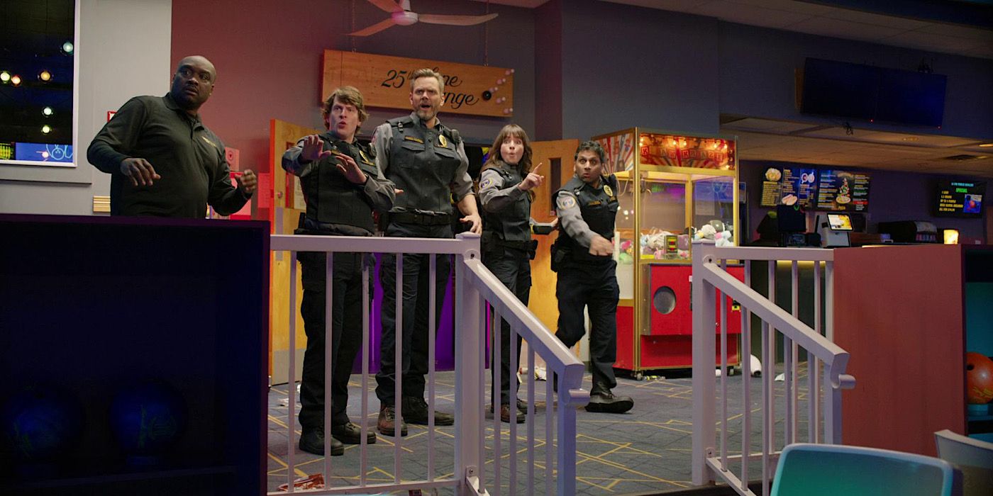 Frank (Joel McHale), Shred (Michael Rowland), Patel (Ravi Patel) y Victoria (Grace Palmer) están en la bolera en Animal Control.