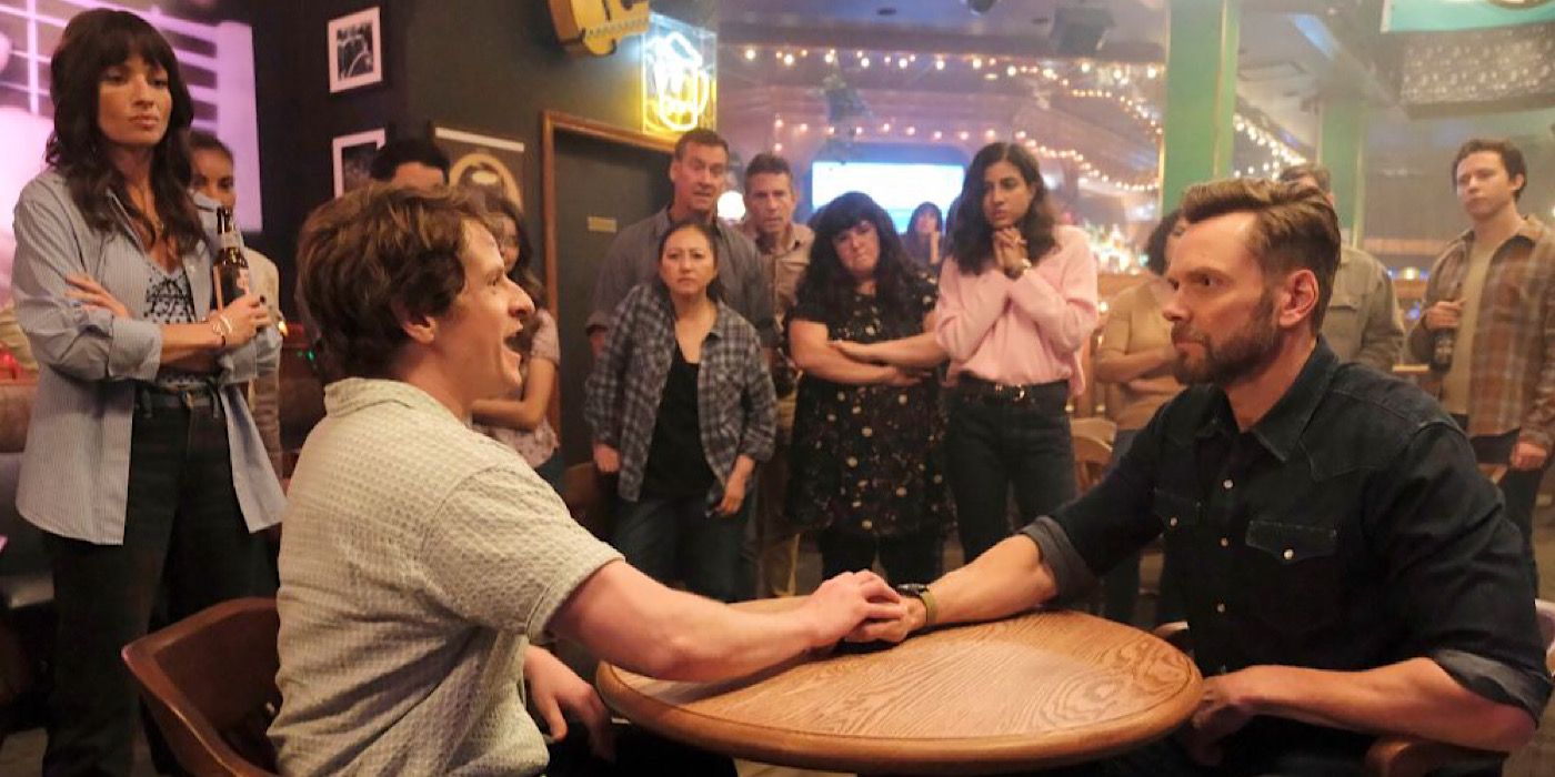 Shred (Michael Rowland) y Frank (Joel McHale) compiten en trivia mientras la gente los observa en Animal Control.