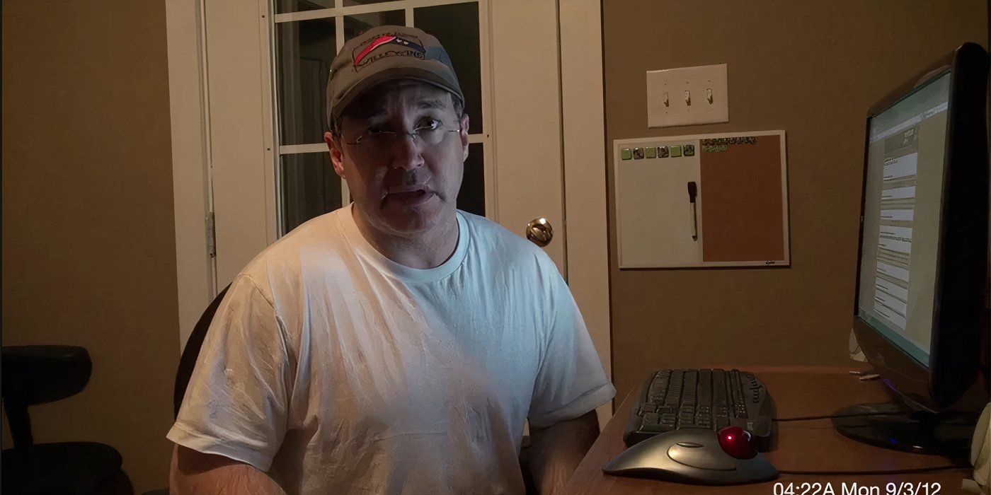 Mark Klein sentado en su casa en la película Leaving D.C.