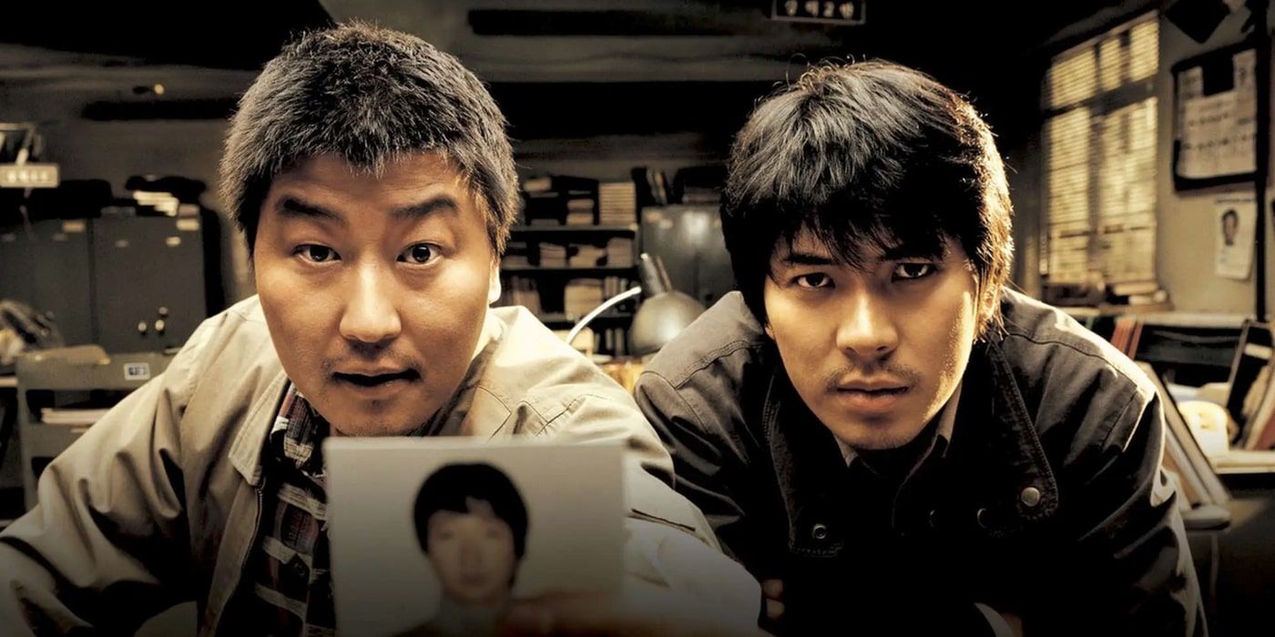 Detectives Park (Song Kang-ho) and Seo (Kim Sang-kyung) flash a photograph in Memories of Murder (2003).