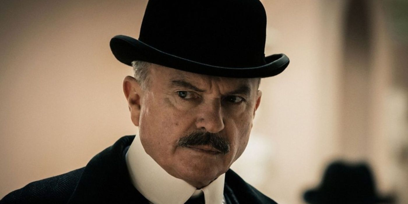 Inspector Campbell luciendo serio en Peaky Blinders