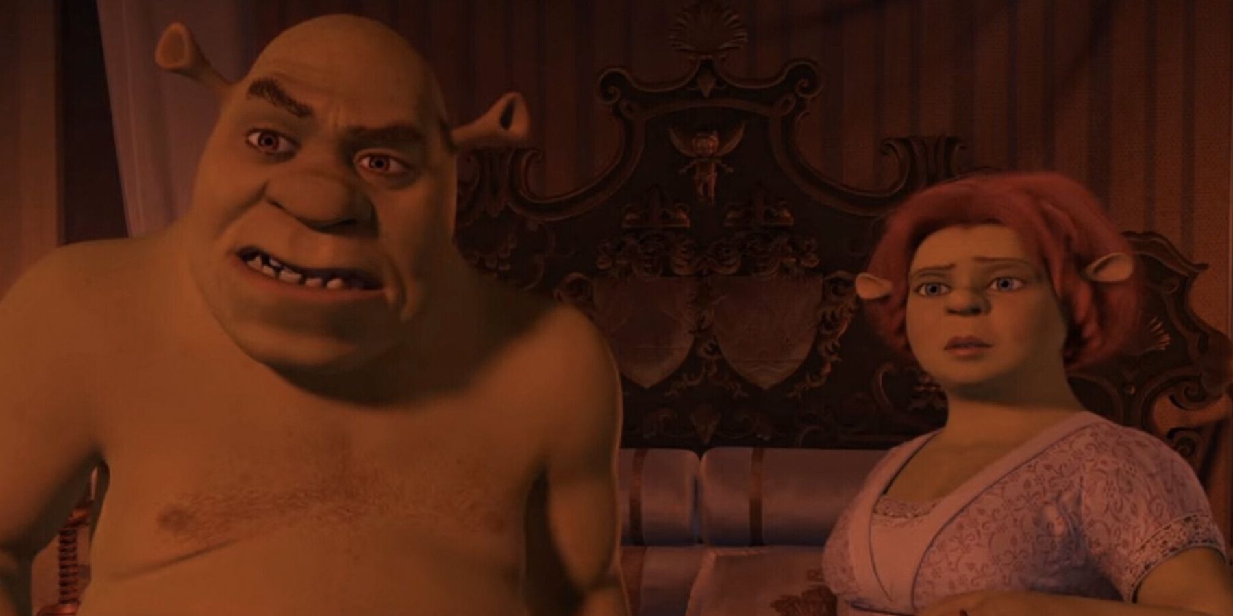 Shrek en la cama con Fiona acusando enojadamente a un guardia que los interrumpió en Shrek Tercero