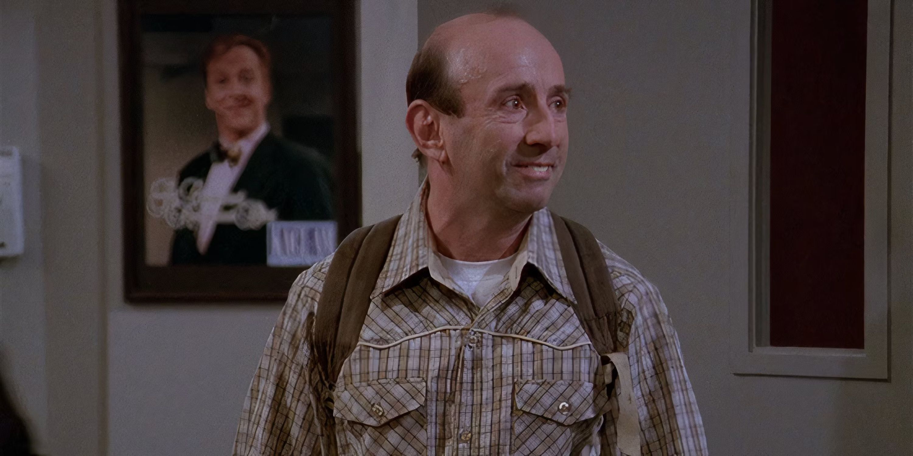 Noel Shempsky wearing his backpack in Frasier