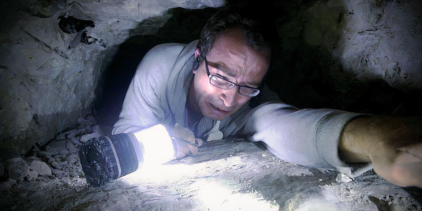 Gray atrapado en los túneles en la película de terror found footage The Borderlands