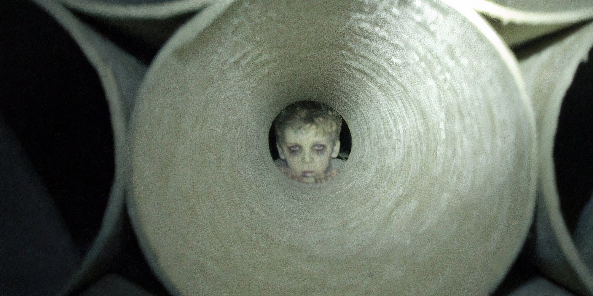 El fantasma de un niño asomándose desde la pared en The Devil's Doorway