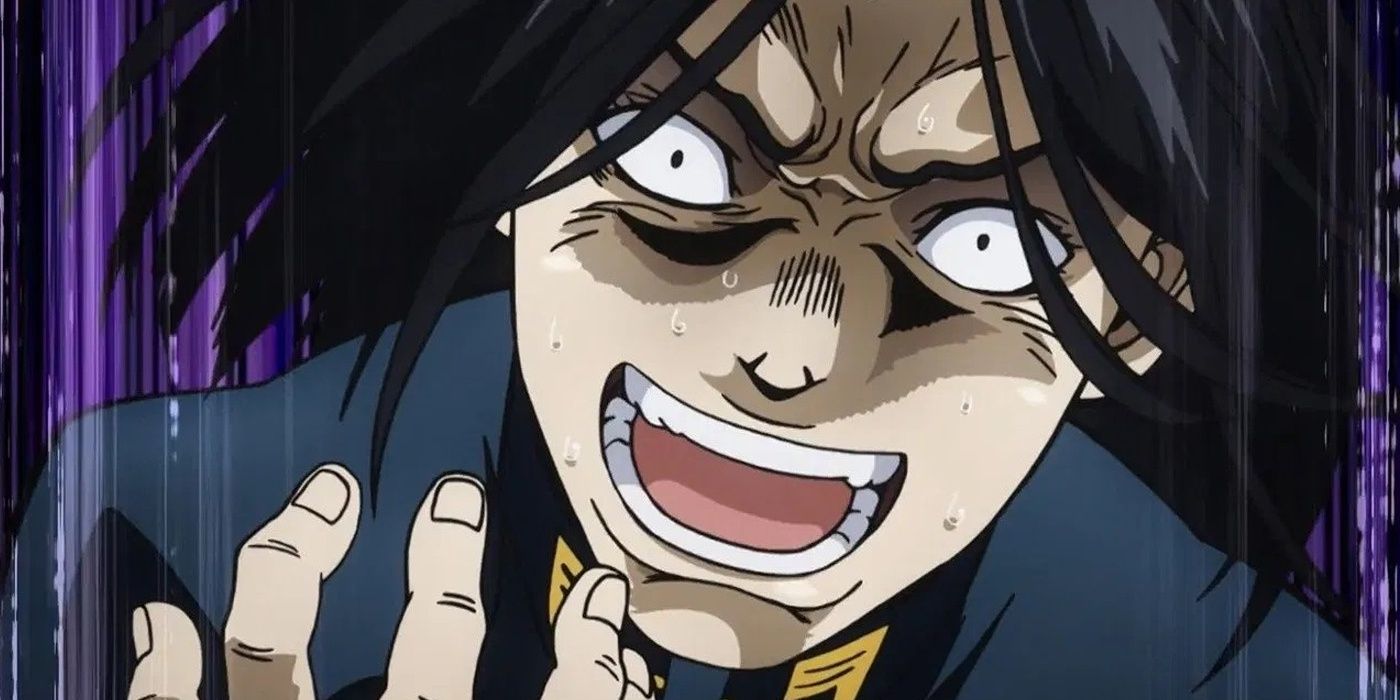 Toshikazu Hazamada habla dramáticamente y gesticula con su mano derecha.