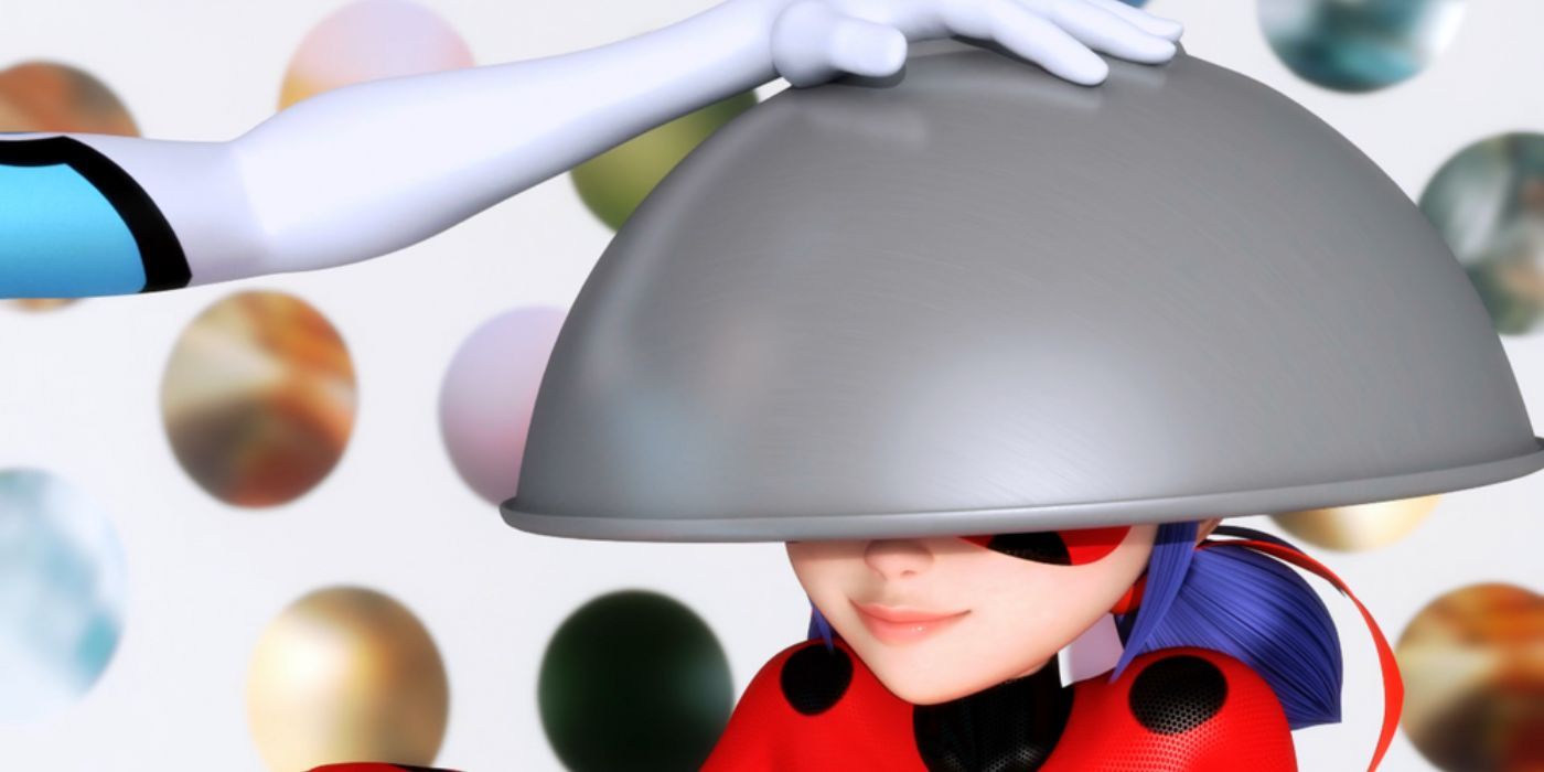 Bunnyx colocando uma tigela sobre a cabeça de Ladybug para que ela não veja o futuro na toca de Miraculous: Tales of Ladybug & Cat Noir. 