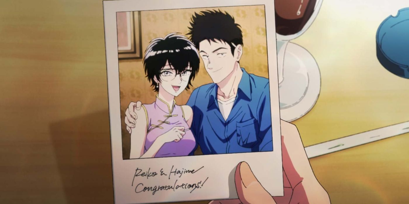 Imagem Polaroid de Reiko Kujirai e Hajime Kudo segurando -se e sorrindo do romance genérico de Kowloon. 