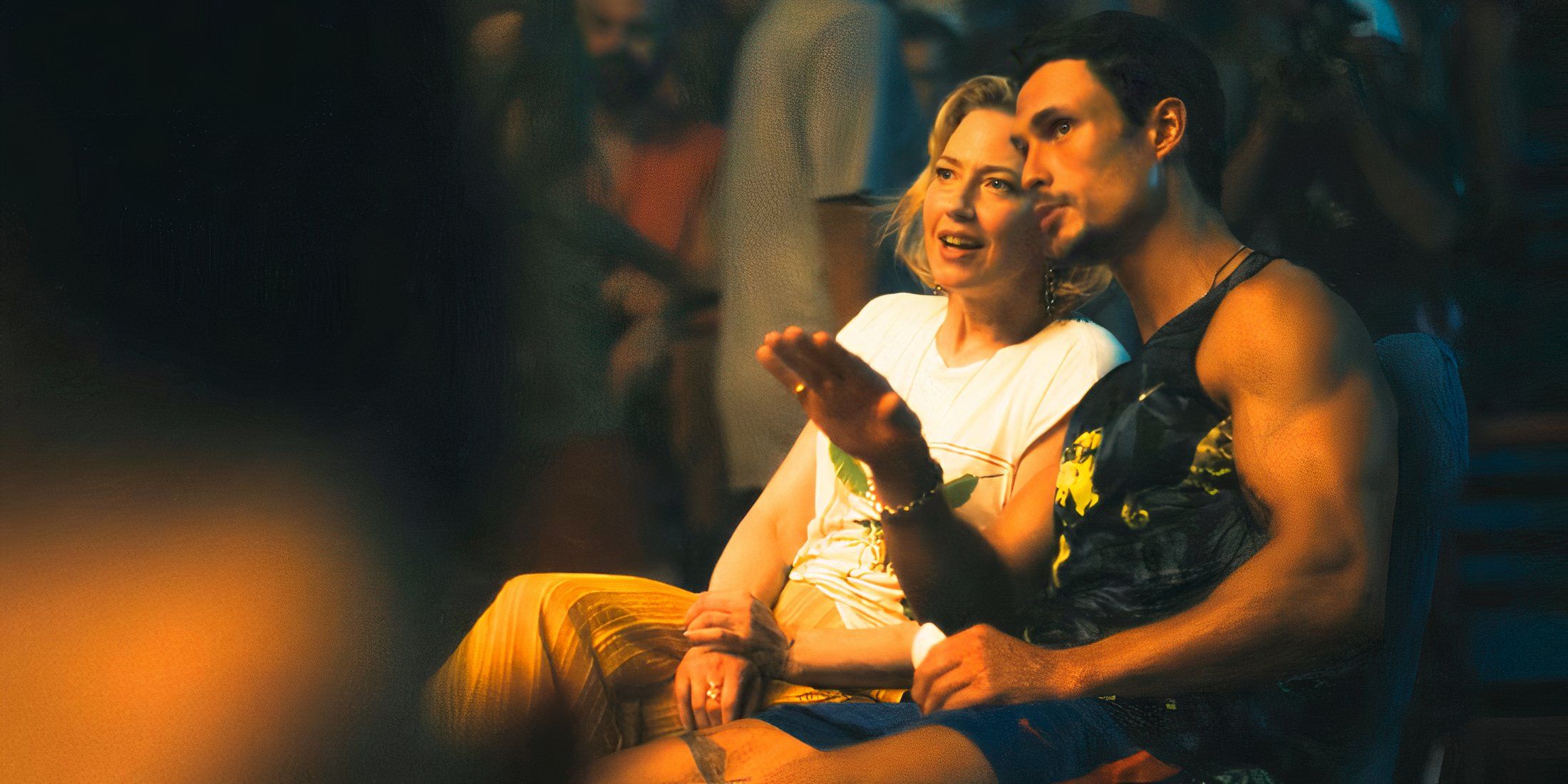 Valentin y Laurie en la pelea de Muay Thai en The White Lotus