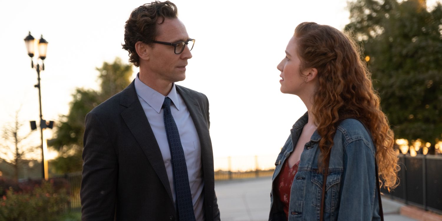 Chuck (Tom Hiddleston) y Janice (Annalise Basso) hablan mientras caminan en un parque al atardecer.