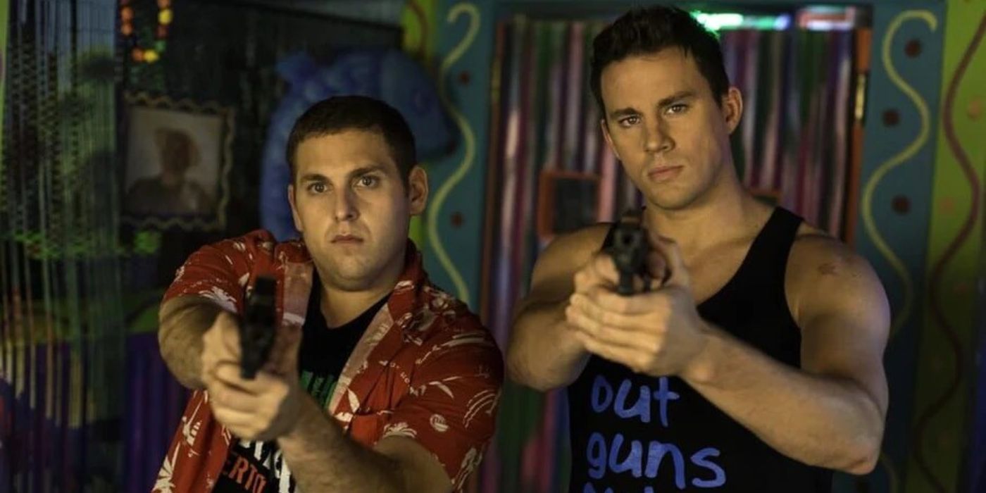 Jonah Hill as Morton Schmidt and Channing Tatum as Greg Jenko pointing guns from the movie 22 Jump Street (2014)