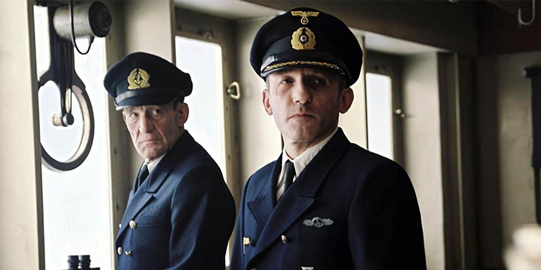 Oberfunkmmat Hach simulado (Declub Buck) y el Capitán Wilhmelh John Joevics) se mantienen en la novia de la MV Wilhelm Rafales.