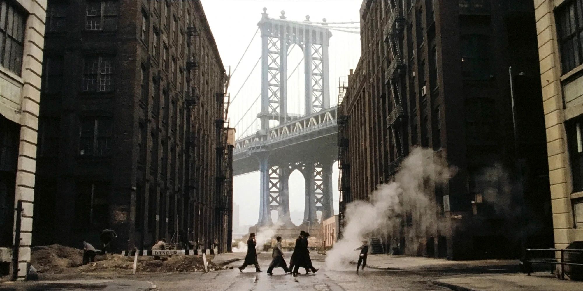 Un grupo de niños camina con el puente de Brooklyn en el fondo en Once Upon A Time in America