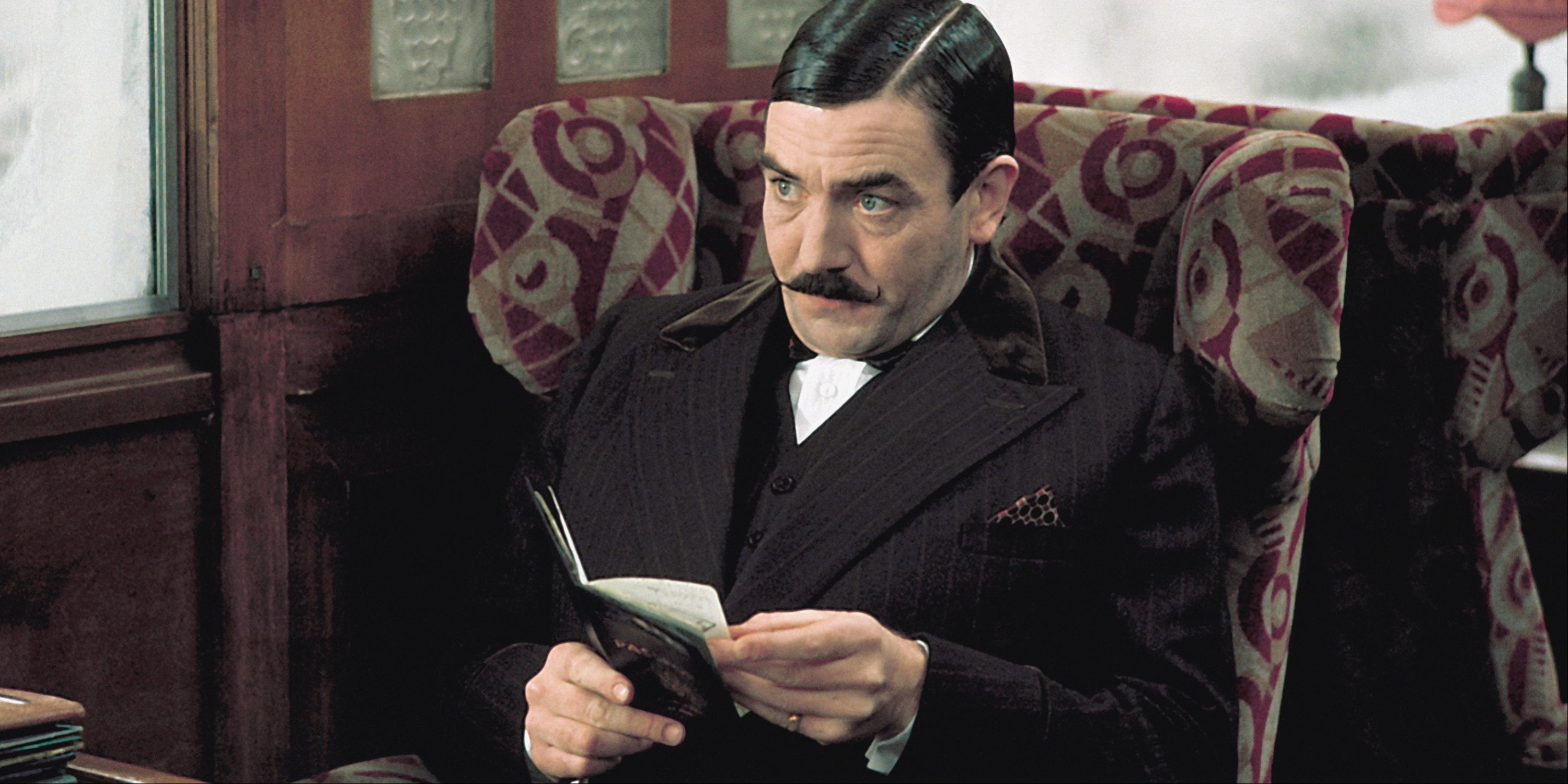Albert Finney como Hercule Poirot en Murder on the Orient Express (1974)