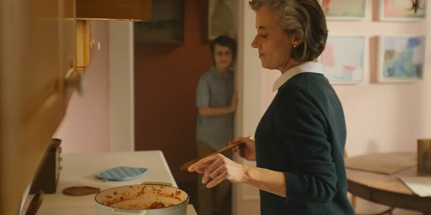 Sarah Kranz (Mia Sara) preparando molho de macarrão enquanto seu neto Chuck observa