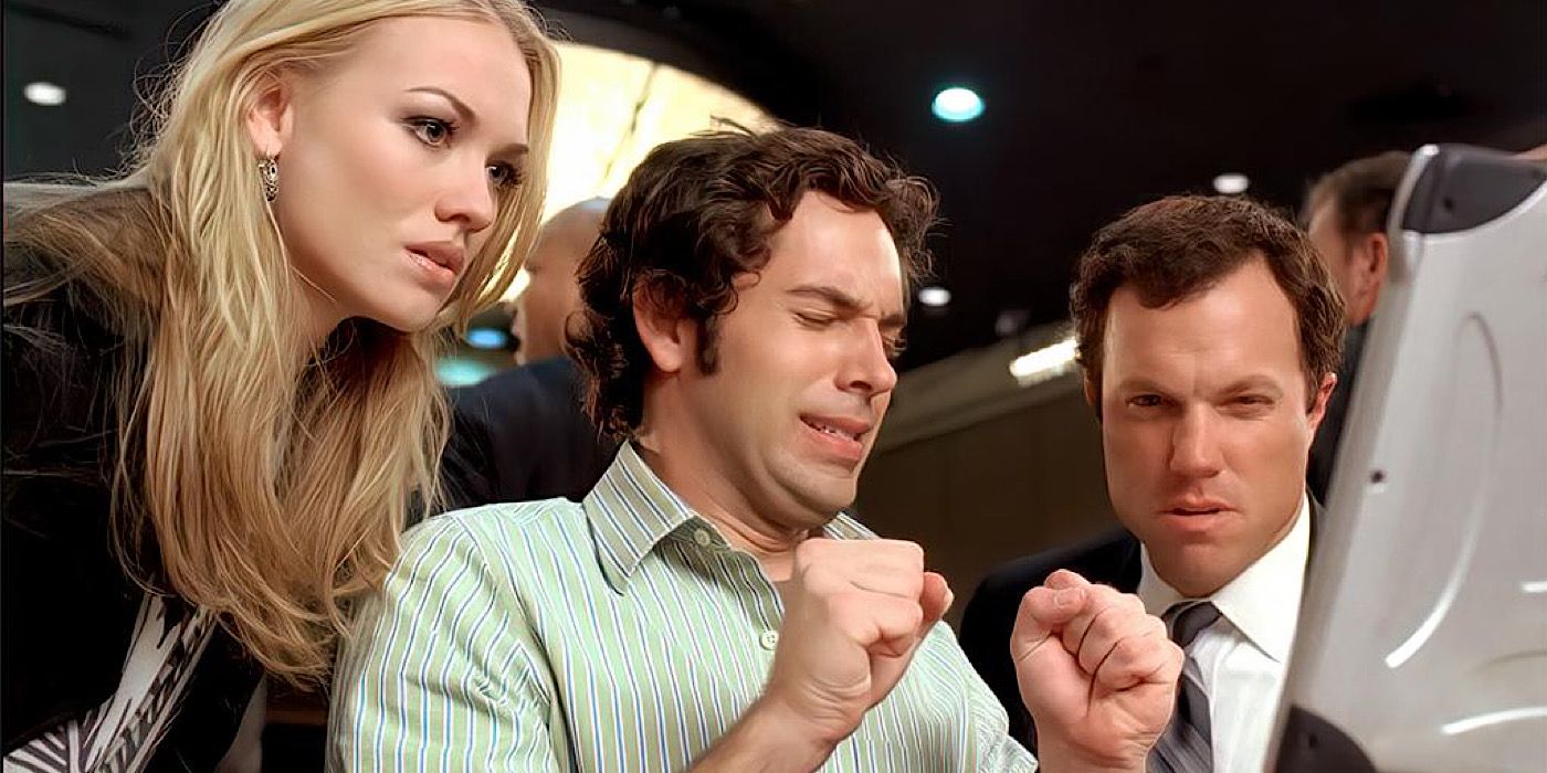 Chuck - Chuck cierra los ojos frente a la pantalla del portátil mientras Sarah y Casey están al lado de él.