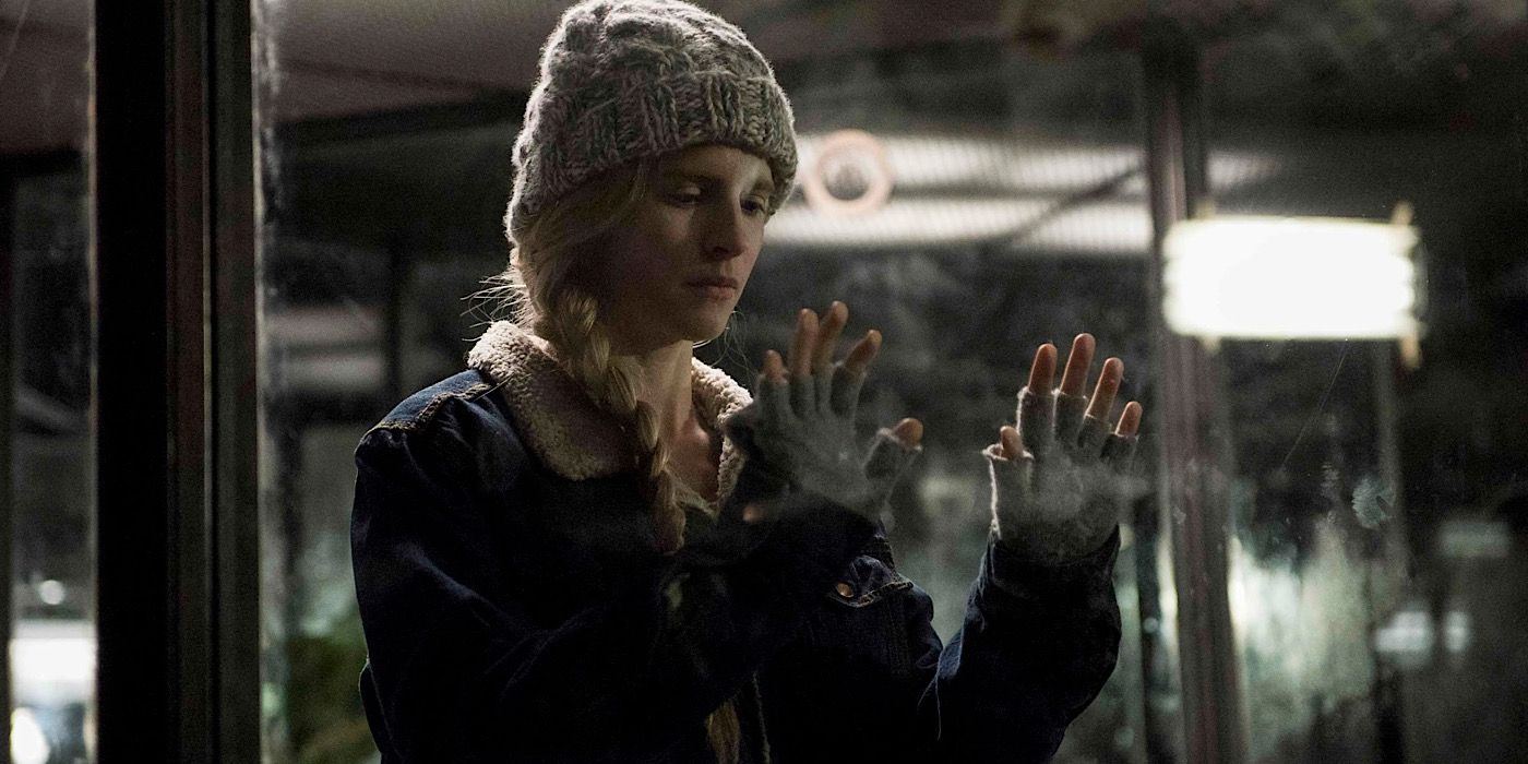 Prairie Johnson pone sus manos sobre el vidrio.