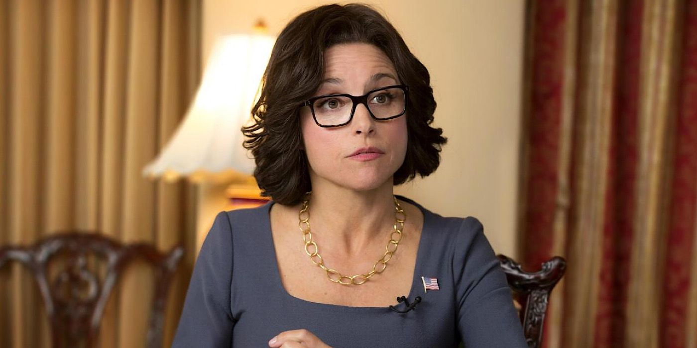 Selina vistiendo un vestido gris y gafas.