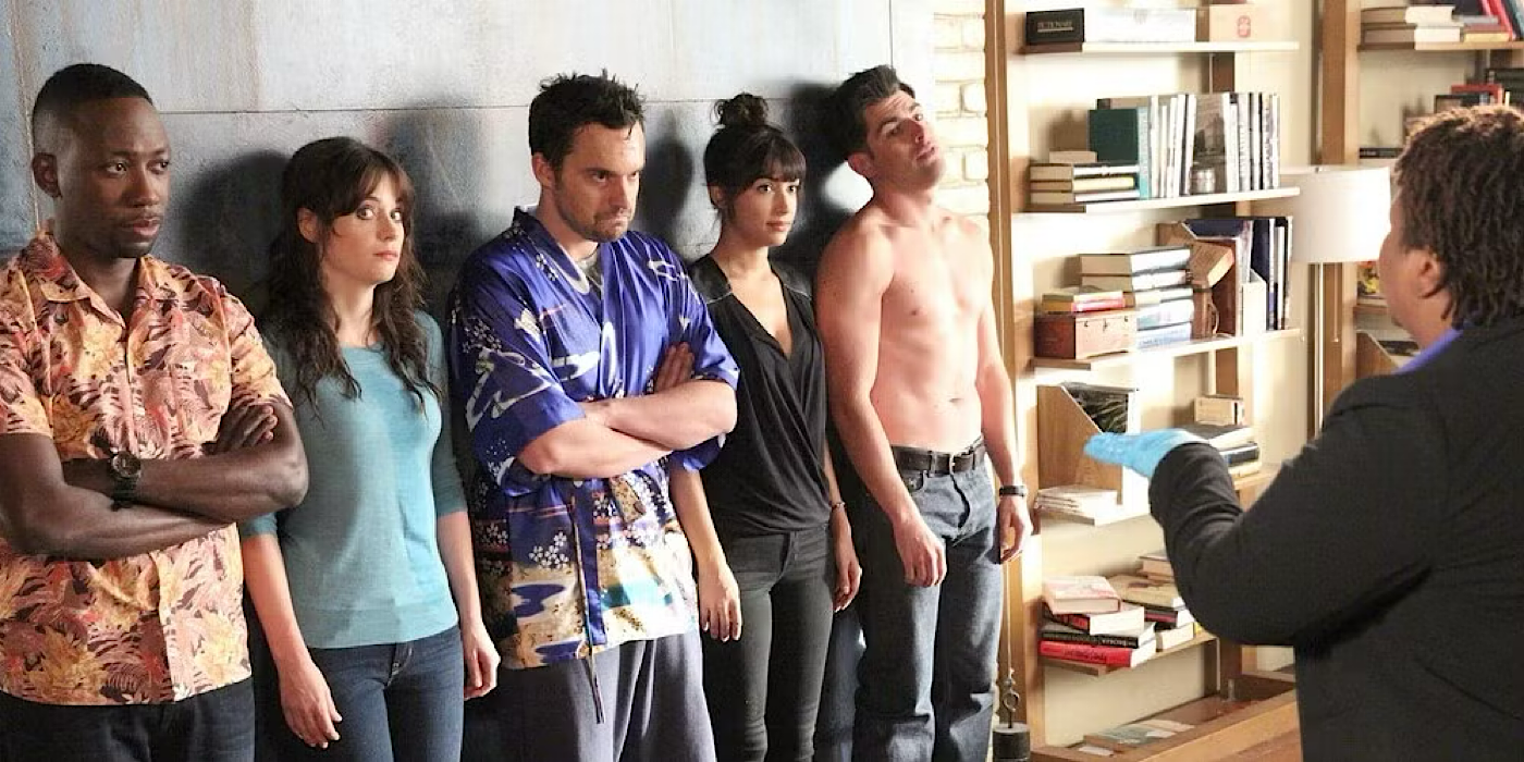 Los compañeros de departamento y CeCe están alineados contra la pared mientras un hombre con guantes los interroga.