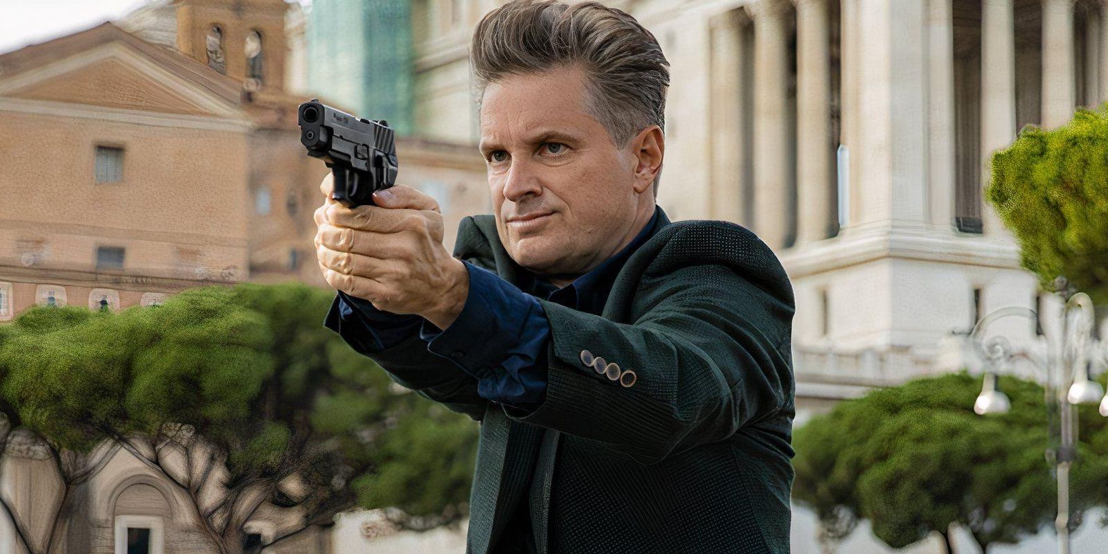 Jasper Briggs (Shea Whigham) apunta con una pistola en Misión: Imposible -- Dead Reckoning