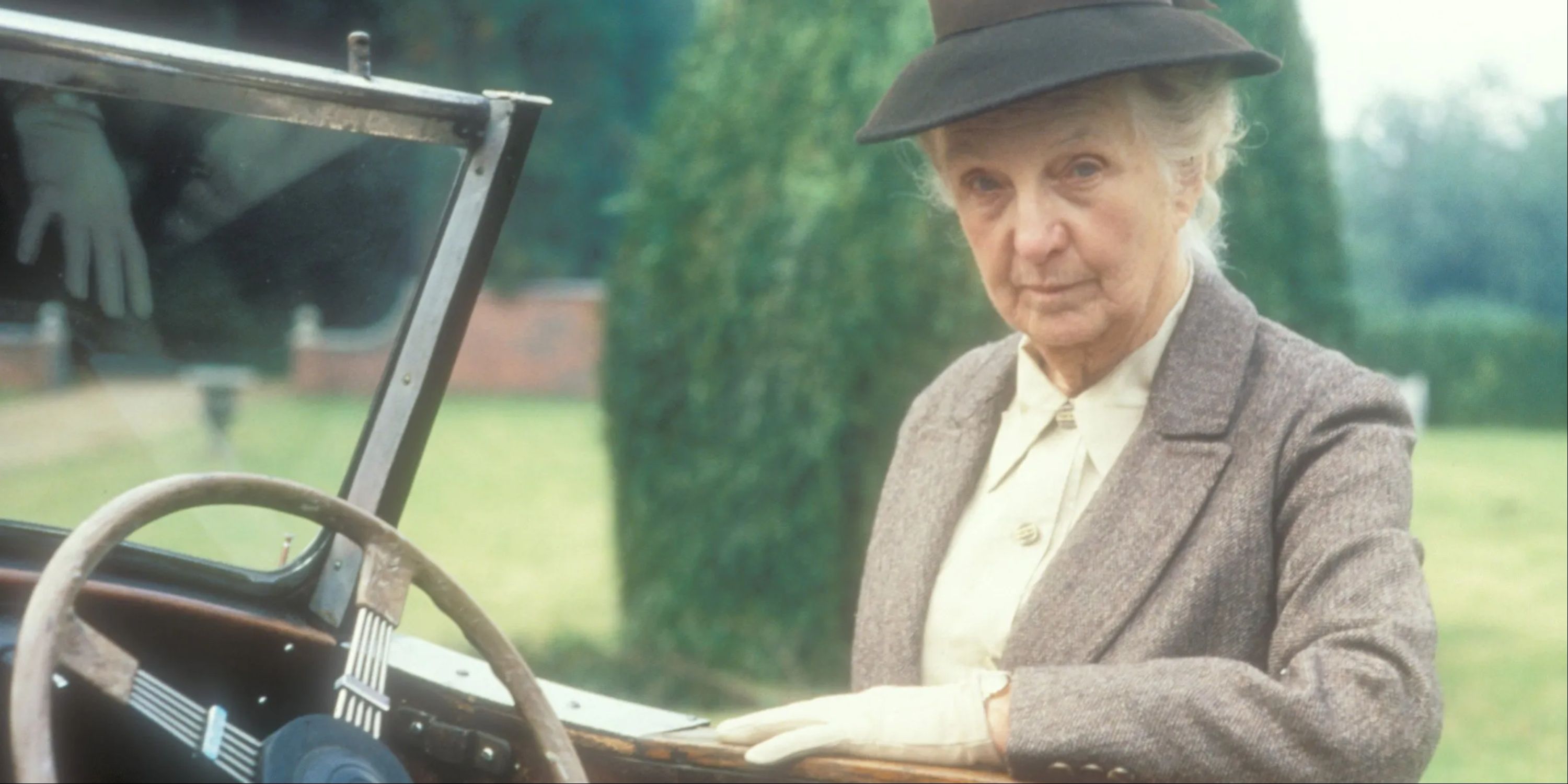 Joan Hickson como Miss Marple