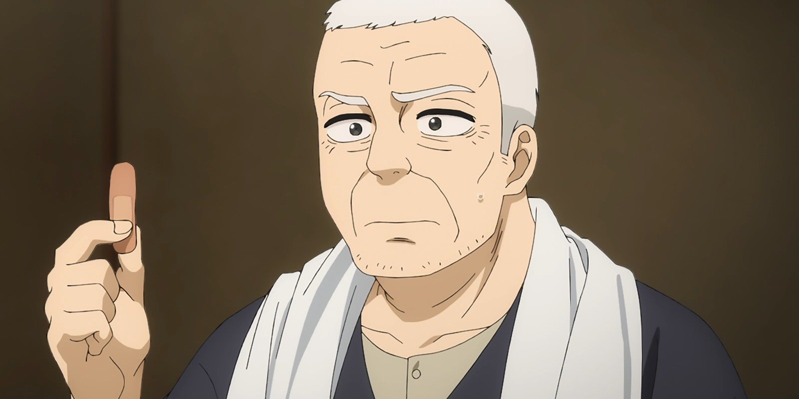 Kaoru Gojo sostiene una venda.