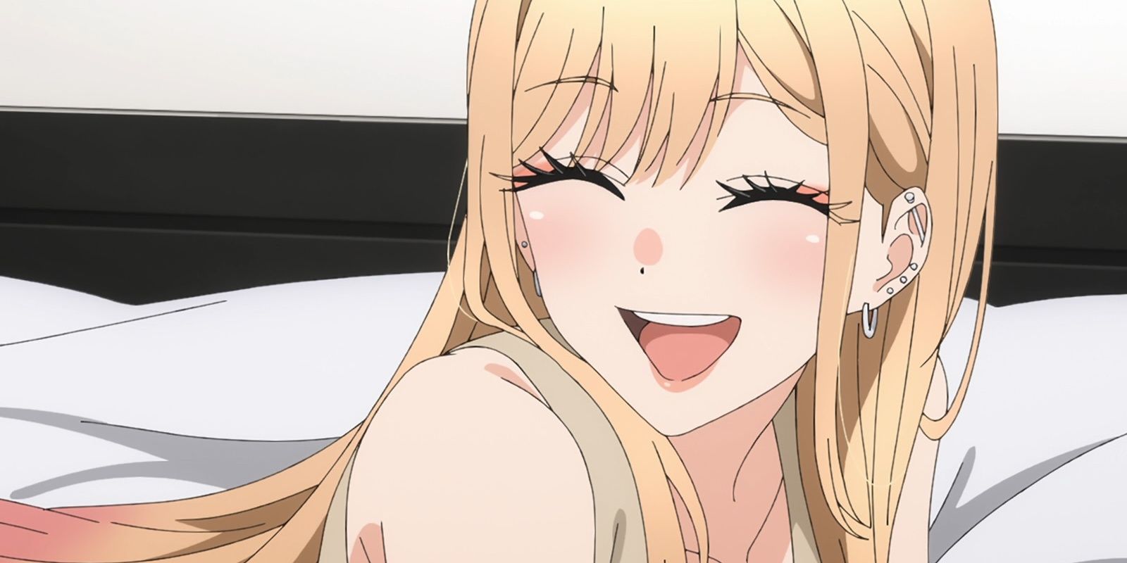 Marin Kitagawa happily discusses while lengthening.