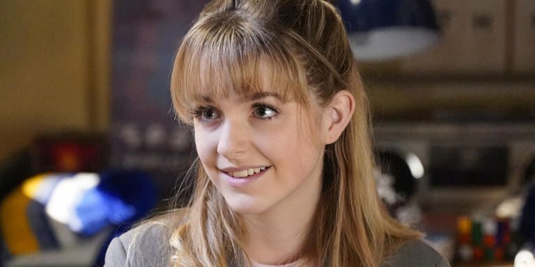 McKenna Grace como un joven Sheldon Paige