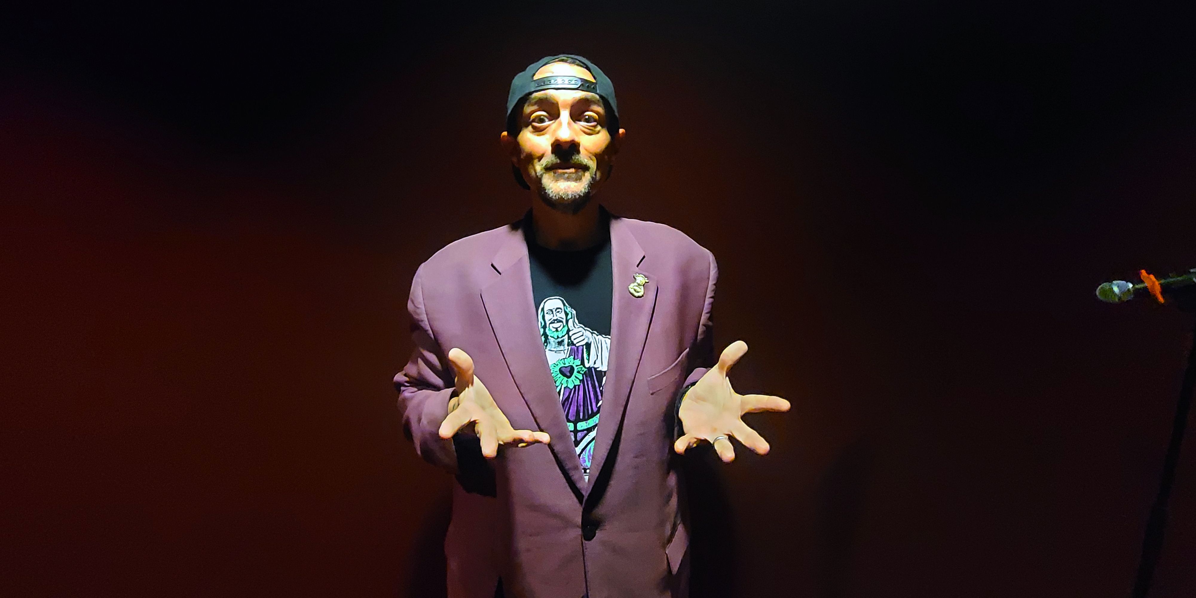 Kevin Smith posando con una chaqueta morada