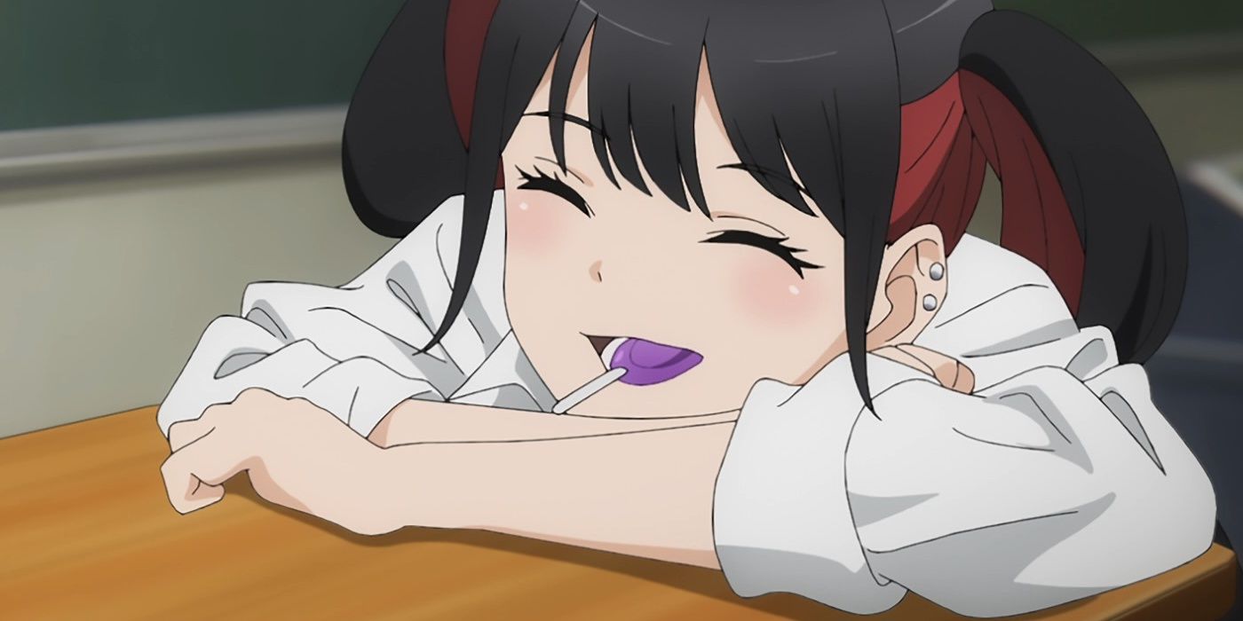 Nowa Sugaya descansa sobre un escritorio con una paleta en la boca.