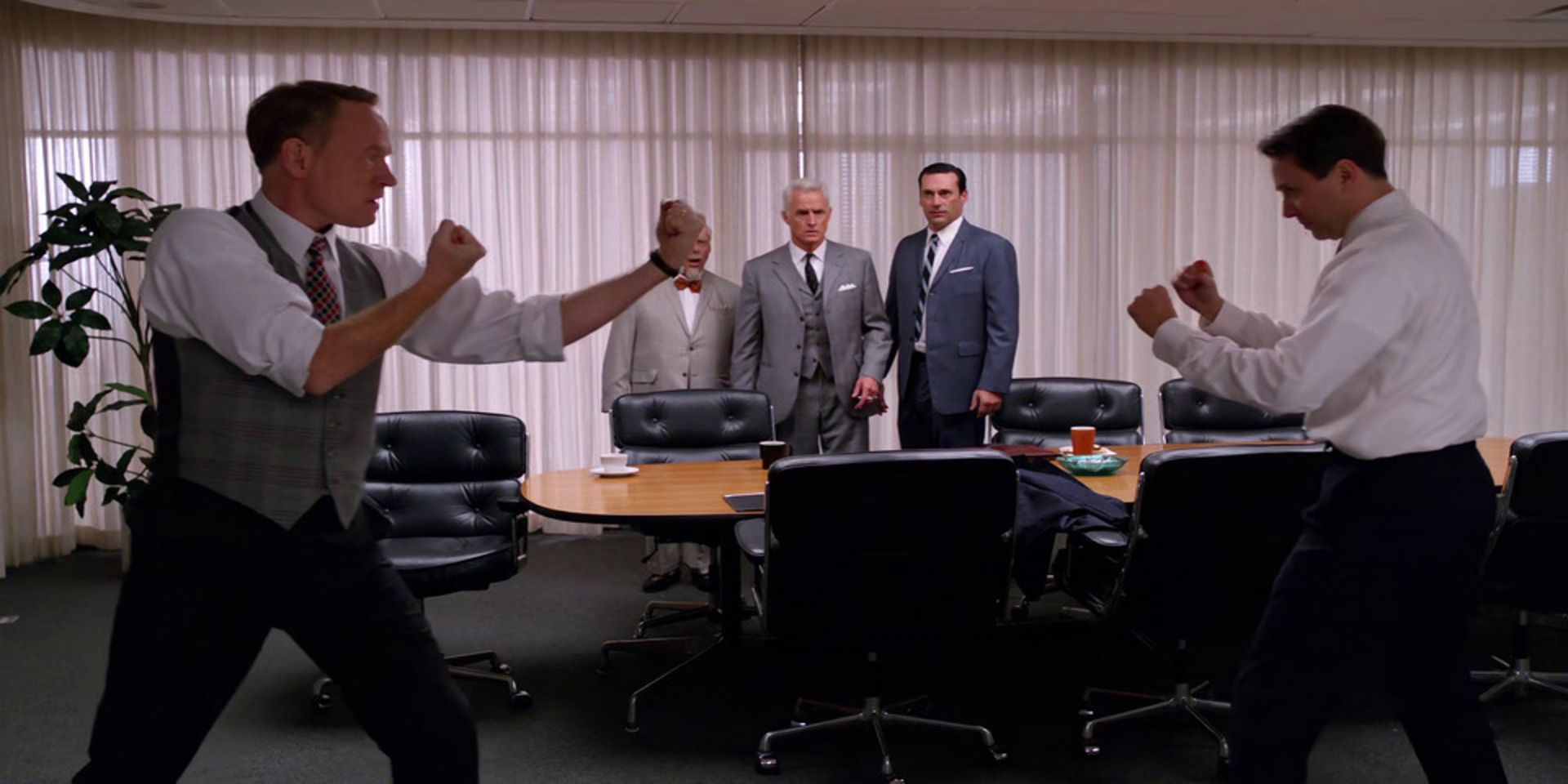 Pete Cambell y Lane Pryce a punto de pelear en Mad Men