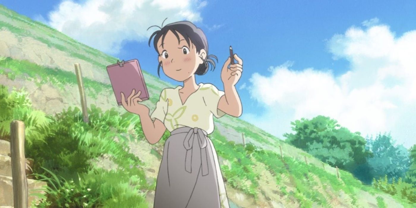 Suzu sostiene una carpeta y un lápiz frente a una colina verde y un cielo azul nublado en In This Corner of the World.