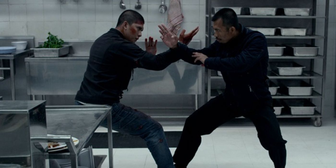 Iko Uwais como Rama / Yuda luchando contra el cecepto Rahman como "El asesino" En una cocina de Raid 2 (2014)