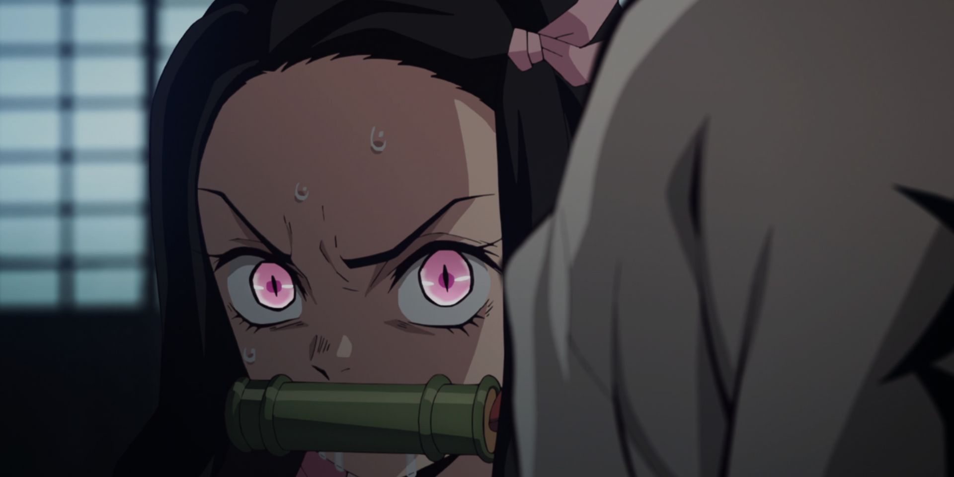 Nezuko mira a Sanemi mientras él la provoca para que lo muerda en Demon Slayer.