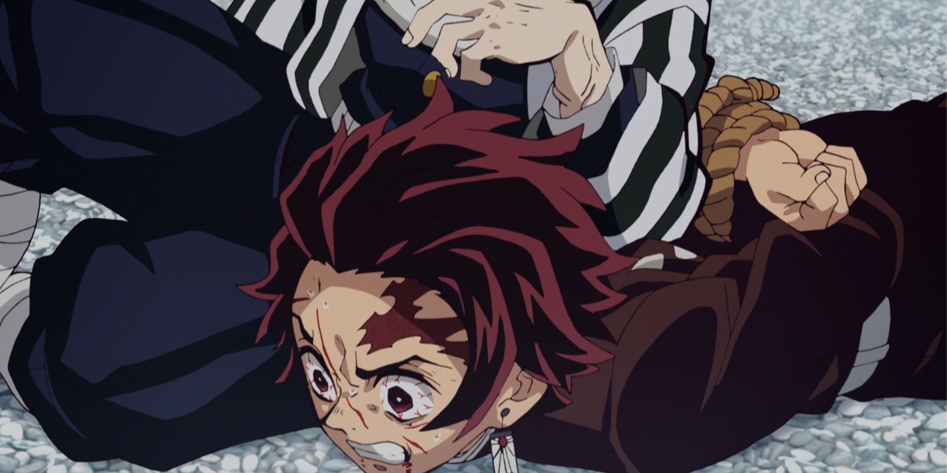 Obanai sujeta a un Tanjiro que lucha en Demon Slayer.