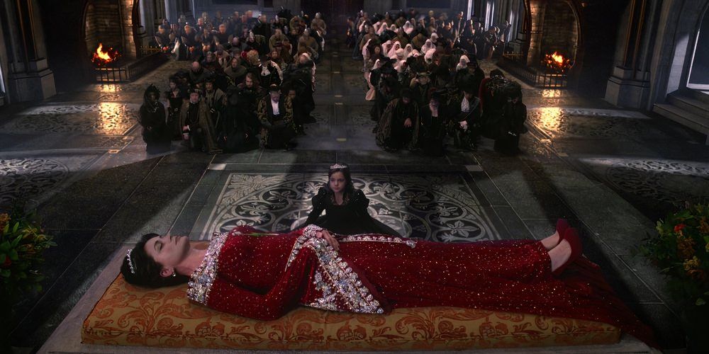 Joven Blancanieves en el funeral de su madre en Once Upon a Time