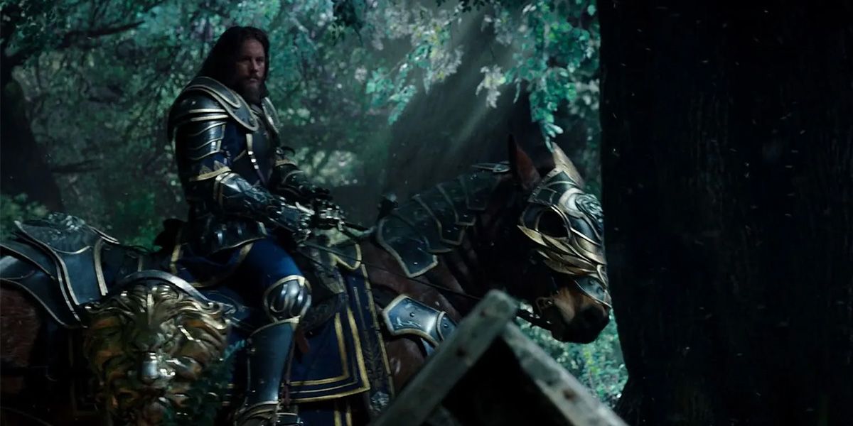 Anduin Lothar, comandante das forças humanas, cavalga pela floresta em Warcraft