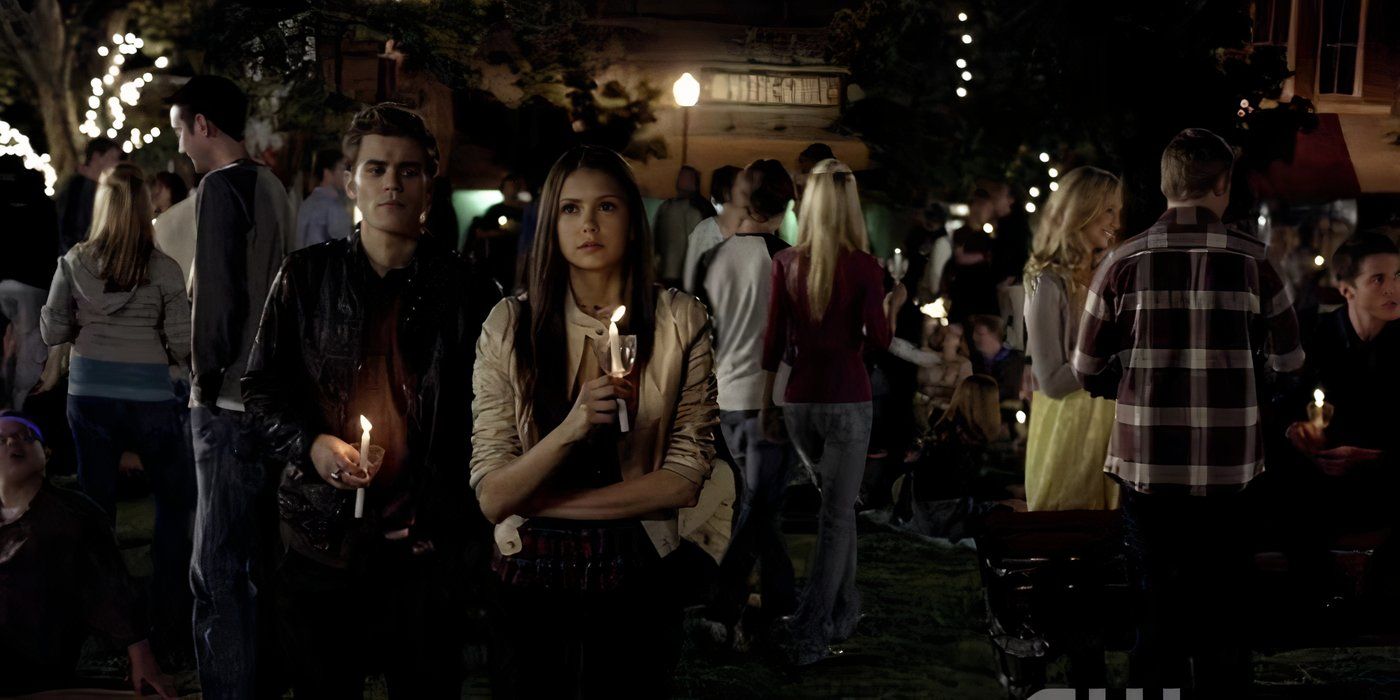 Stefan y Elena sosteniendo velas en The Vampire Diaries