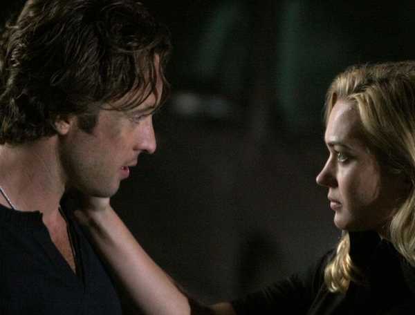 Alex O'Loughlin and Sophia Myles in Moonlight-1