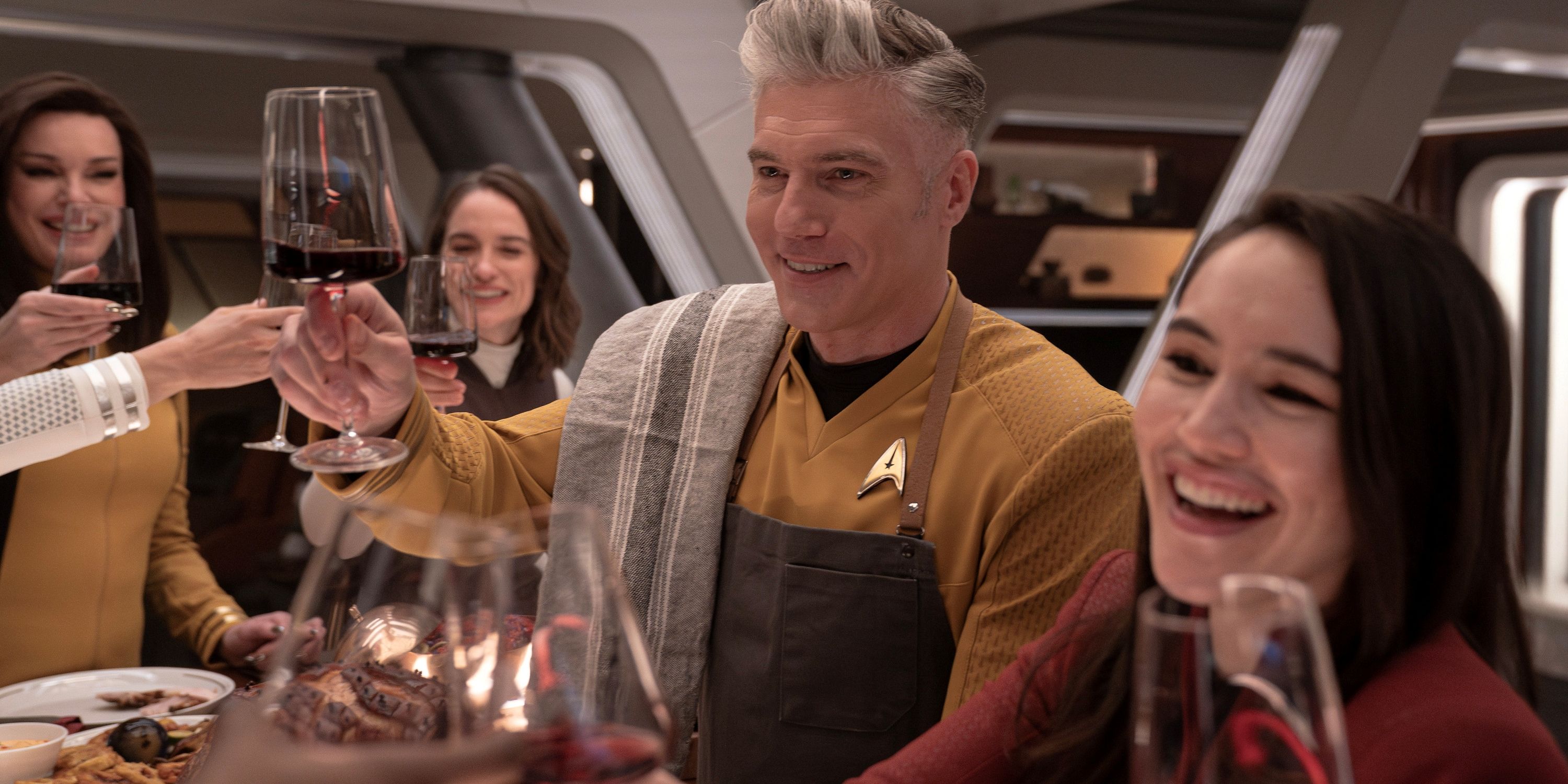 Capitán Pike en un delantal, La'an Noonien Singh y otros con vino en Star Trek: Strange New Worlds