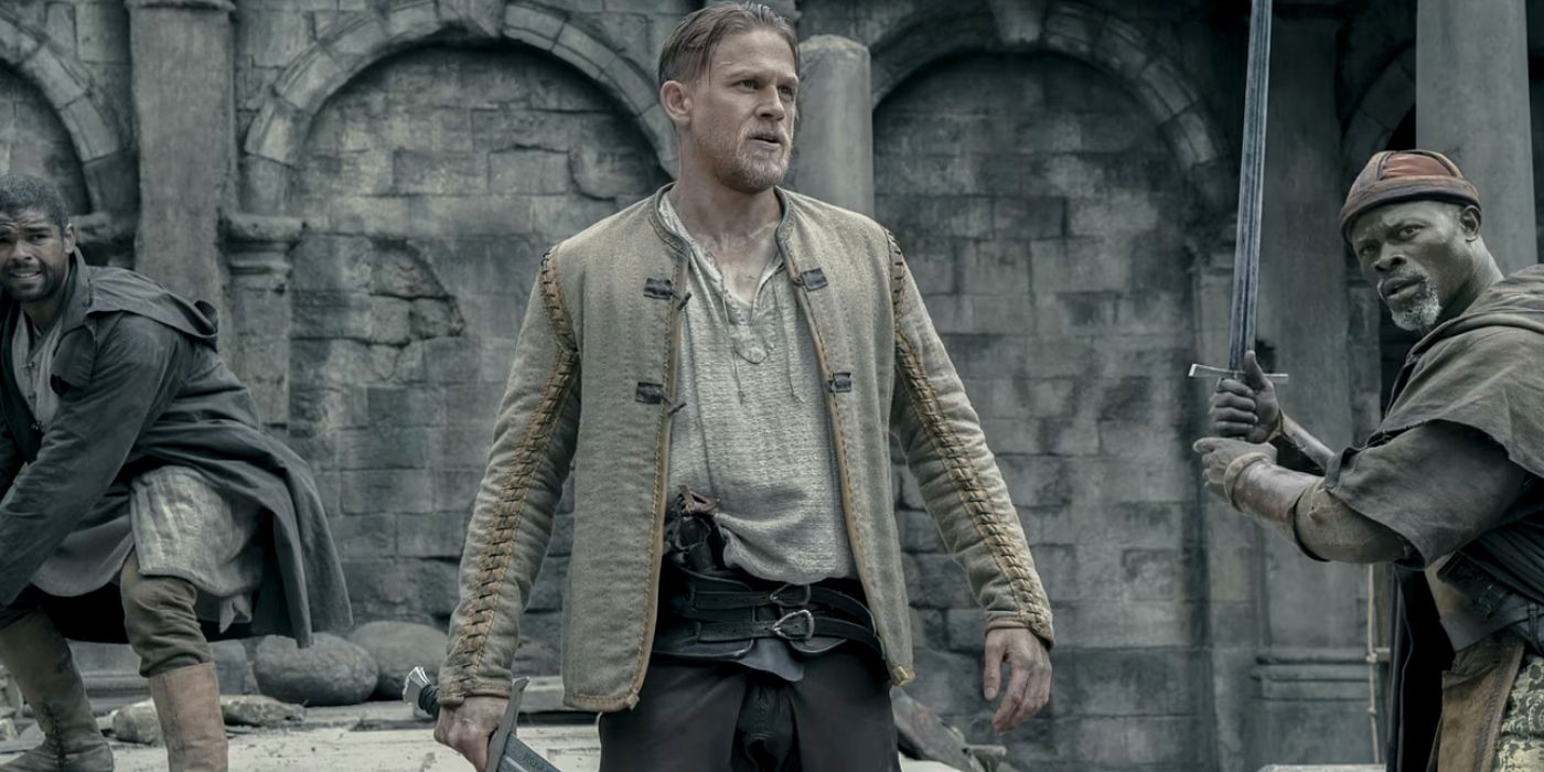 King Arthur de pé com sua espada, pronto para a batalha