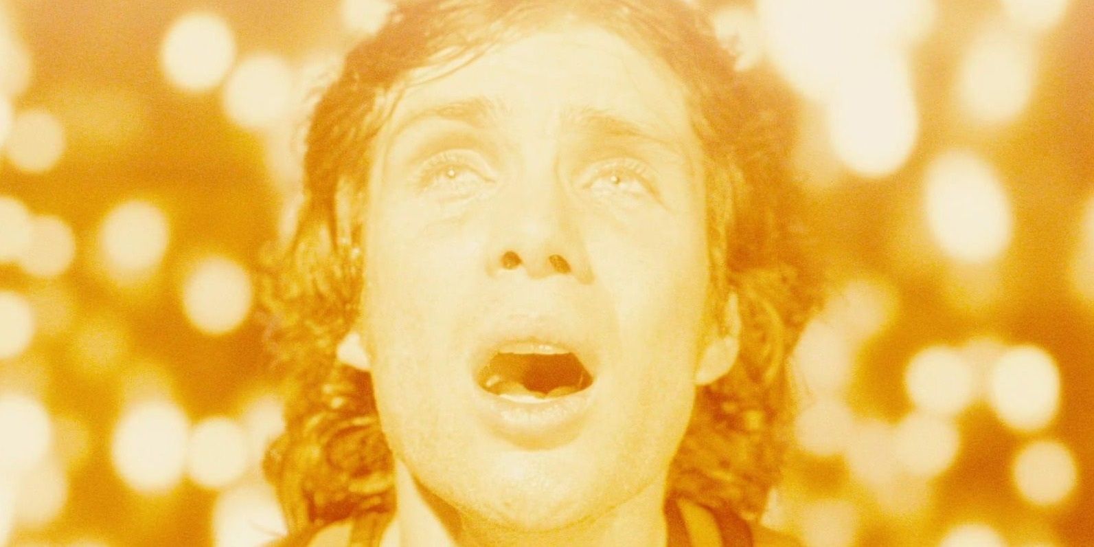 Robert Capa (Cillian Murphy) tertelan oleh ledakan nuklir di Sunshine.