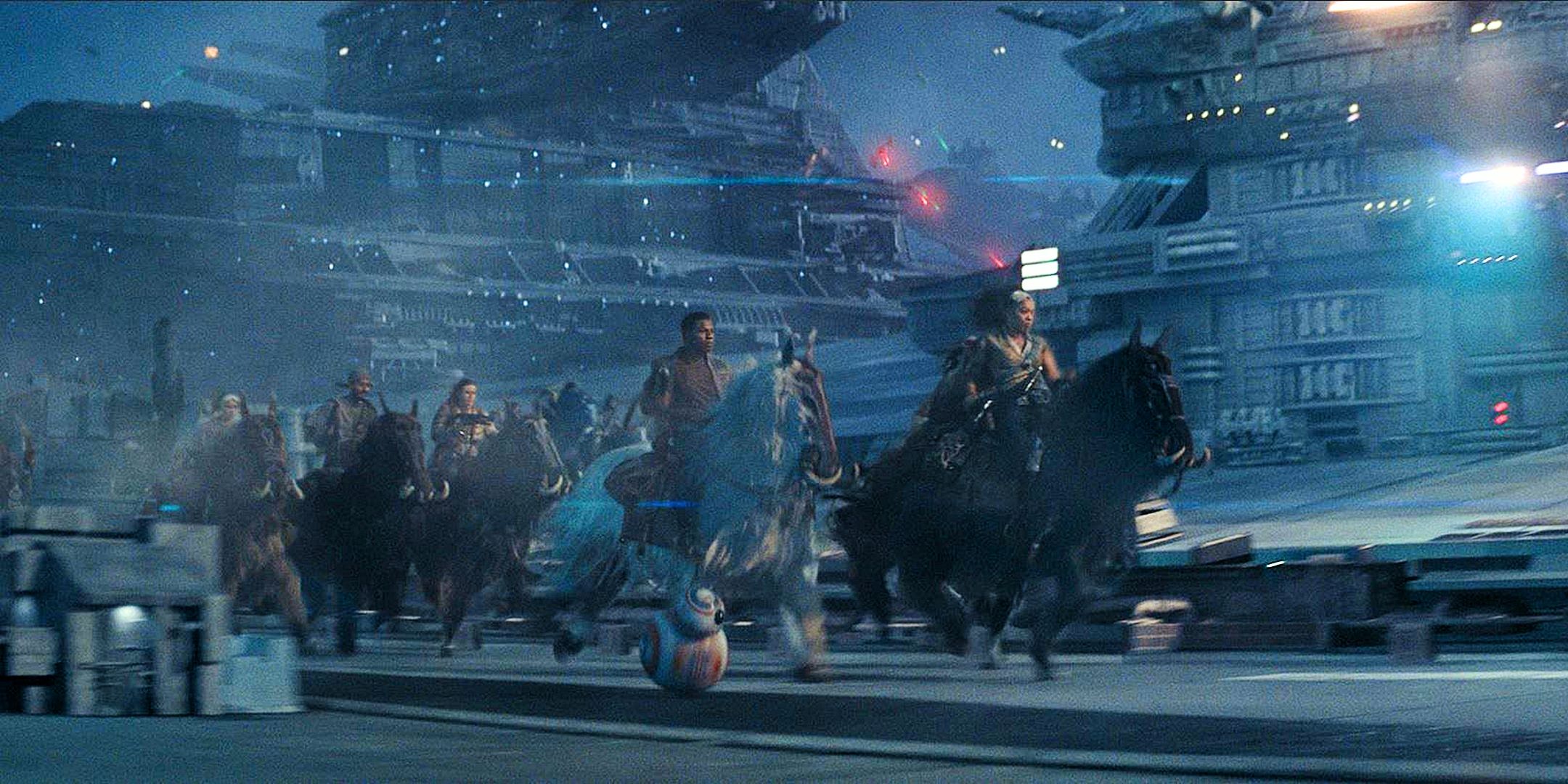 Finn y Jannah liderando la caballería en la superficie de un Destructor Estelar de Star Wars The Rise of Skywalker