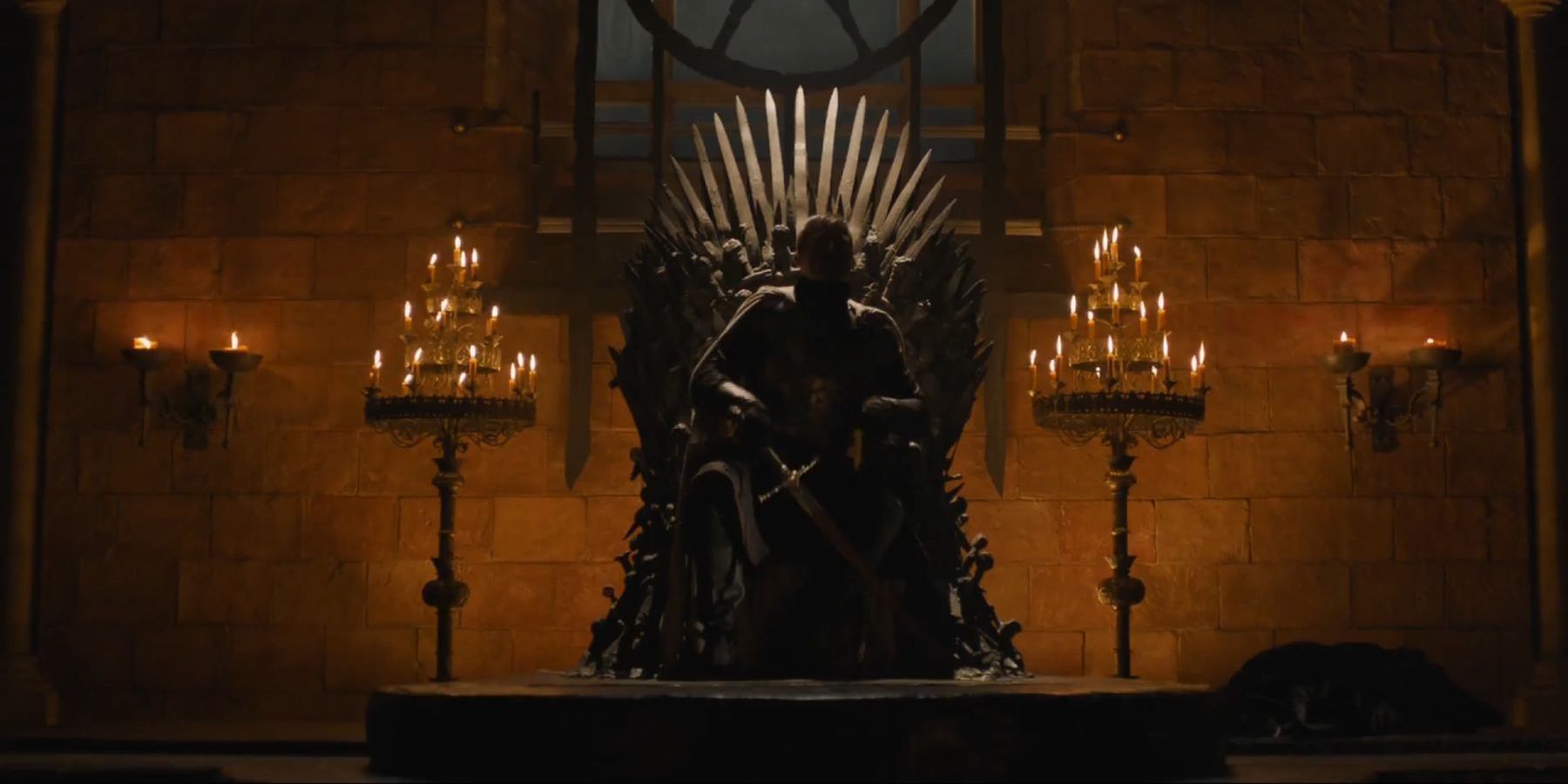 Jaime Lannister se sienta en el Trono de Hierro después de matar al Rey Aerys II en un flashback en Game of Thrones