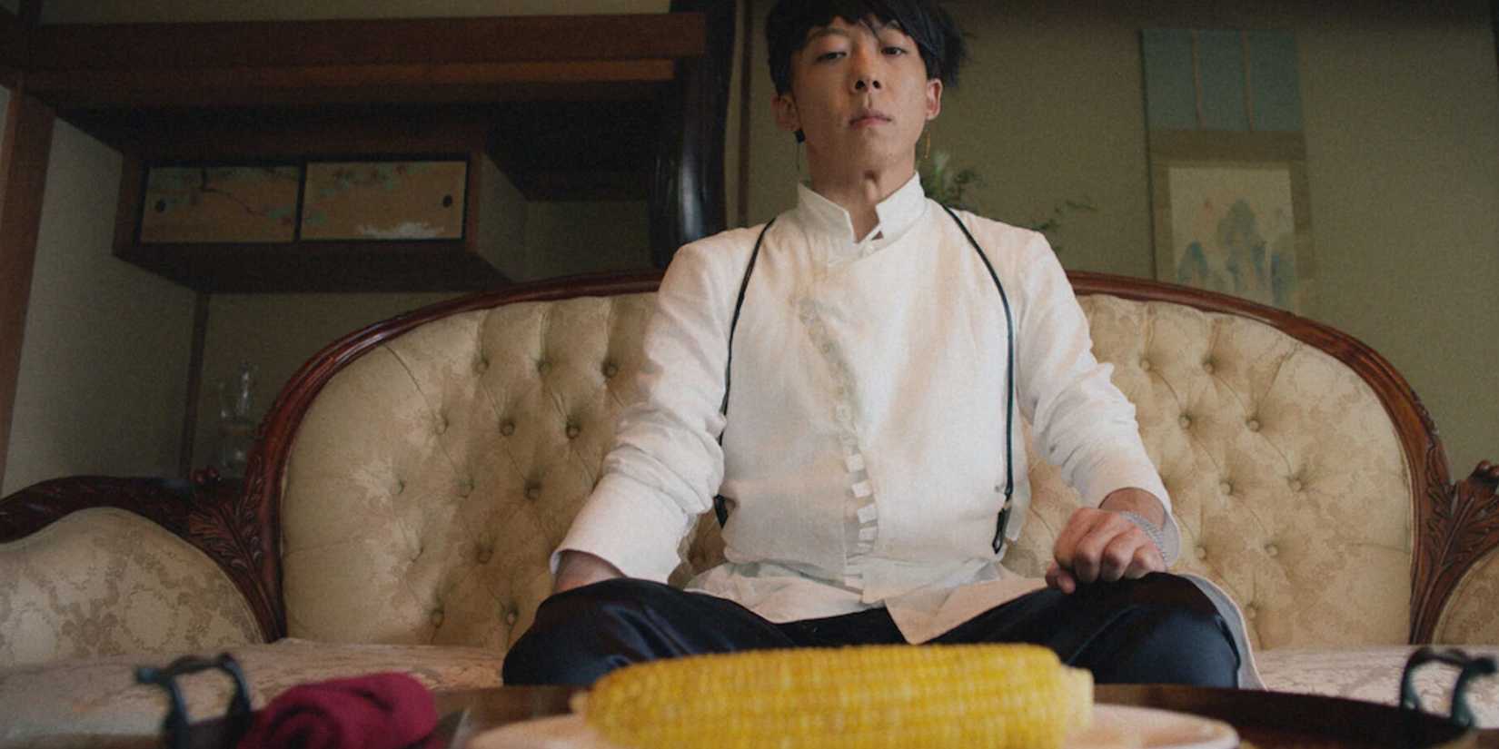 Kishibe Rohan looks at some corn in Thus Spoke Kishibe Rohan